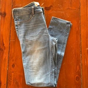 Light wash Hollister jeans!